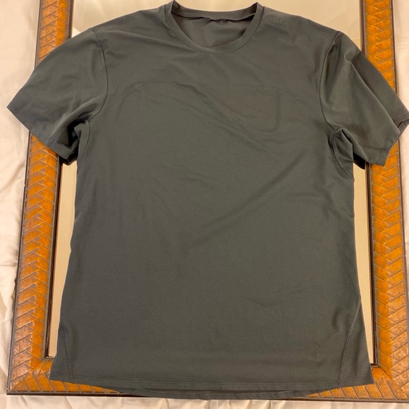 Lululemon workout T-shirt - Picture 2 of 5